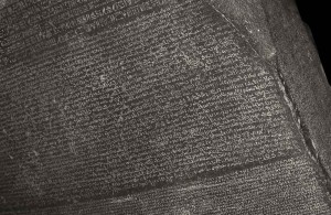 Erste epigraphische Formen einer »Integralen Schriftmischung«: Rosetta-Stein (Ausschnitt), ein ptolemäisches Priester-Dekret, gefunden in El-Rashid (Rosette). Granitplatte 112,3 cm x 75,7 cm (beschädigt) mit 14 Zeilen ägyptischen Hieroglyphen (diverse Zeilen fehlen), 32 Zeilen demotischen Schriftzeichen und 54 Zeilen altgriechischen Majuskeln. Datiert auf den 27.3.196 v. Chr. Quelle: British Museum, London, Department of Ancient Egypt and Sudan. Inv.-Nr. EA 24.