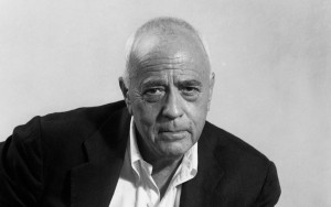 Pierre Mendell, US-amerikanischer Grafikdesigner und Plakatgestalter. Geboren am 17.11.1929 in Essen in Nordrhein-Westfalen. Gestorben am 19.12.2008 in München in Bayern. Foto: Auftragsarbeit von Pierre Mendell zur Veröffentlichung u.a. durch Wolfgang Beinert von ihm persönlich freigegeben. Fotograf und Jahr unbekannt. Die Fotografie könnte um das Jahr 2000 entstanden sein.