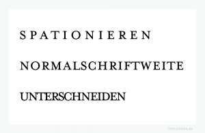Kapitälchesatz im Vergleich: Obere Zeile in +140/1000 Geviert spationiert, mittlere Zeile Normalschriftweite (NSW, Laufweite 0) und untere Zeile in -100/1000 Geviert unterschnitten. Wie bei den meisten Majuskel mit Serifen läuft auch hier die NSW (LW 0) zu eng. Deshalb werden Kapitälchen und Majuskeln grundsätzlich – je nach Schriftart und Schriftgrad – immer etwas spationiert. Beispiel gesetzt in Photoshop® von Adobe® in den Kapitälchen der Mrs Eves Small Caps (1996) von Zuzana Licko. Vertrieb Emigre Fonts. Infografik: www.typolexikon.de