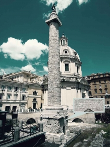 Das »Trajanische Alphabet« ist eine antike Inschrift (Epigraph) am Sockel der Trajanssäule (Columna Traiana) in Rom. Sie gilt als das berühmtestes Beispiel für die Capitalis Monumentalis und formvollendete Vorlage für alle runden Schriften römischen Ursprungs bzw. Antiqua-Schriften. Foto: Archiv.