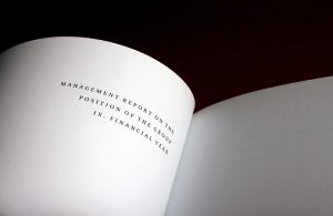 Kolumnentitel dienen dem Gliedern und dem hierarchischen Ordnen einer Publikation, insbesondere bei Literatur, die selektierendes und konsultierendes Lesen erfordert, beispielsweise bei Geschäftsberichten, wissenschaftlichen Publikationen, juristischen Texten, komplexen Verzeichnissen oder Schul- und Lehrbüchern. Beispiel: Ausschnitt eines getrennten lebenden Kolumnentitels im Kopfsteg auf der Verso eines Geschäftsberichts. Gesetzt in der Celeste Caps (1995) von Christopher Burke. Infografik: www.typolexikon.de