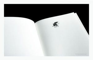 Beispiel eines Schmutztitels eines Romans des Klett-Cotta Verlag in Stuttgart. Hier wird schlicht das Signet des Verlages im Axialsatz ohne Schriftzug gezeigt. Bildzitat aus Keigo Higashino: Heilige Mörderin, Klett-Cotta Verlag, Stuttgart. © Signet by J. G. Cotta´sche Buchhandlung Nachfolger GmbH, Stuttgart.