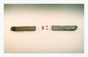 Der Abdruck des »Fußes« eines Schriftkegels wird in der Typografie als »Fliegenkopf« bzw. als »Blockadezeichen« bzw. bei fehlerhafter Deblockade als »Zwiebelfisch« bezeichnet. Je nach Schriftguss kann er aus einem oder zwei Rechtecken bestehen, je nachdem, ob der Kegel eine Fußrille besitzt oder nicht. Im Beispiel links: Kegel ohne Fußrille mit einem rechteckiger Abdruck. Rechts: Kegel mit Fußrille mit einem Abdruck aus zwei Rechtecken.