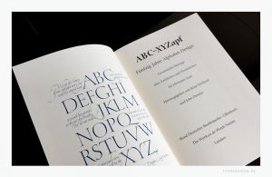 Beispiel eines Haupttitels eines typografischen Fachbuchs von Hermann Zapf (1918—2015). Der Frontispiz (linke Seite) ist auf die Gestaltung des Haupttitels abgestimmt. Wobei der Haupttitel mit den bibliographischen Angaben grundsätzlich immer rechts steht. Bildzitat aus ABC-XYZapf, Fünfzig Jahre Alphabet Design, Bund Deutscher Buchkünstler, Offenbach, The Wynkyn de Worde Society, London, 1989.
