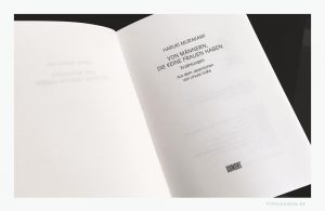 Beispiel eines Haupttitels eines Romans von Haruki Murakami (*1949). Der gegenüberliegende Frontispiz ist in diesem Fall ein Vakat (Leerseite). Bildzitat aus Haruki Murakami: Von Männern, die keine Frauen haben, DuMont Buchverlag, 2014. © Signet by DuMont Buchverlag GmbH & Co. KG, Köln.