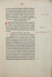Eine Innenseite (Recto) der Inkunabel »Epistulae ad familiares« von Marcus Tullius Cicero. Gedruckt von Dominicus de Lapis (1476-1482) in Bologna. Ein Wiegedruck aus dem Jahre 1477, der in einer frühen Venezianischen Antiqua gedruckt wurde. Die Inkunabel wurde 1493 in Florenz von Schülern von Angelus Politianus unter dessen Aufsicht mit zwei Handschriften von Ciceros Epistulae ad familiares kollationiert, von denen sich eine im Besitz des florentinischen Kanonikers Francesco Minerbetti (1507–1574) befand. Quelle und weiterführende Informationen: Universitätsbibliothek Heidelberg, online verfügbar unter http://digi.ub.uni-heidelberg.de/diglit/cicero1477/0001/thumbs?sid=594a2018c2434bc12c2c4fac57502cc0#/current_page (8.6.2017).