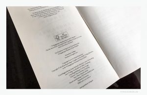 Beispiel eines Impressums eines Sachbuches von Daniel Kahneman (*1934). Das Impressum ist im Axialsatz auf der Seite #4 (Verso) gesetzt, die zur Titelei eines Buches gehört. Bildzitat aus Daniel Kahnemann: Schnelles Denken, langsames Denken, Pantheon Verlag, 2015. © Pantheon Verlag, ein Unternehmen der Verlagsgruppe Random House GmbH, München.