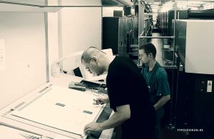 Vertrauen ist gut, Kontrolle ist besser! Der Grafikdesigner Wolfgang Beinert und sein Drucker bei der Druckabnahme des »Ersten Andrucks« an einer Originaldruckmaschine, in diesem Beispiel an einer Heidelberger Speedmaster.