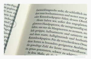 Beispiel einer »Hängenden Interpunktion« im Bleisatz. Die Divise (Trennstriche) sind leicht über die rechte Satzkante gestellt, um einen perfekten Blocksatz zu erhalten. Dieses »Feintuning« dient nicht nur einer besseren Lesbarkeit, sondern es optimiert auch die Ästhetik der symmetrisch angeordneten Bundstege. Bildzitat: Doppelseite aus einem typografischen Lehrbuch von Jan Tschichold (1902–1974).