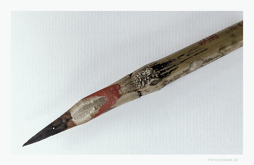 Beispiel einer handelsüblichen Bambusfeder aus dem Fachhandel. Rohrfedern gibt es in unterschiedlichen Materialien, Längen, Durchmessern und Schnitten. Anleitungen zum Schneiden finden sich in kalligraphischen Fachbüchern und Online-Ressourcen. Foto: Wolfgang Beinert, Berlin.