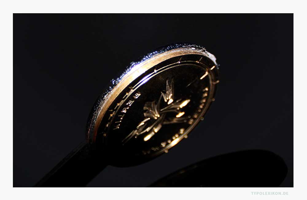 Matrize einer Handprägezange aus Messing. Blindprägungen mit Prägezangen sind u.a. aufgrund des geringen Anpressdrucks und des fehlenden Parallaxenausgleichs nicht annähernd so prägnant und hochwertig, wie es Prägungen durch professionelle Prägemaschinen und Prägegeräte sind. Die Platzierung einer Prägung auf einem Briefbogen, z.B. im DIN-A4-Format, ist aufgrund der kompakten Bauweise sehr eingeschränkt und meist nur am Papierrand möglich. Design: Atelier Beinert, Berlin. Matrize einer Handprägezange aus Messing. Blindprägungen mit Prägezangen sind u.a. aufgrund des geringen Anpressdrucks und des fehlenden Parallaxenausgleichs nicht annähernd so prägnant und hochwertig, wie es Prägungen durch professionelle Prägemaschinen und Prägegeräte sind. Die Platzierung einer Prägung auf einem Briefbogen, z.B. im DIN-A4-Format, ist aufgrund der kompakten Bauweise sehr eingeschränkt und meist nur am Papierrand möglich. Design: Atelier Beinert, Berlin.