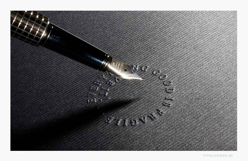 Blindprägungen mit einer Handprägezange sind für kleinflächige, einstufig erhabene Blindhochprägungen mit sehr schlichten Motiven gedacht. Sie eignen sich für gelegentliche Prägungen auf leichten Papieren bis maximal 120 g/m2. Für Grammaturen ab 120 g/m2 sind Prägezangen ungeeignet. Beispiel: Prägung einer Schrift in texturiertes Naturpapier der Büttenpapierfabrik Gmund. Design: Atelier Beinert, Berlin. Blindprägungen mit einer Handprägezange sind für kleinflächige, einstufig erhabene Blindhochprägungen mit sehr schlichten Motiven gedacht. Sie eignen sich für gelegentliche Prägungen auf leichten Papieren bis maximal 120 g/m2. Für Grammaturen ab 120 g/m2 sind Prägezangen ungeeignet. Beispiel: Prägung einer Schrift in texturiertes Naturpapier der Büttenpapierfabrik Gmund. Design: Atelier Beinert, Berlin.