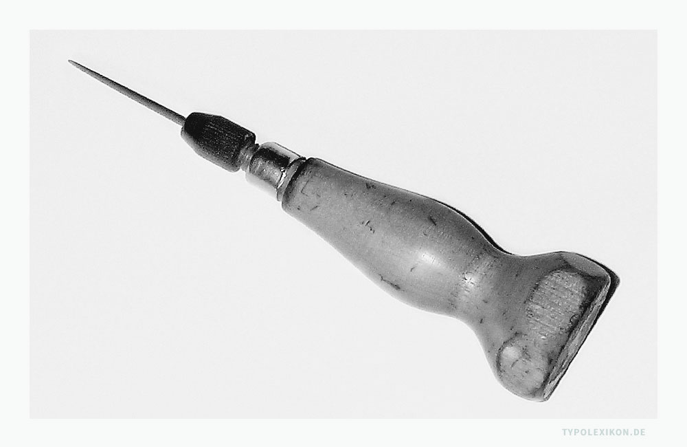 Die »Setzerahle« ist im Grunde eine handelsübliche (Schraub-)Ahle (Vorstecher) mit Holzgriff und einem spitz zulaufenden Metallstift. Sie ist ein Hilfswerkzeug, das von Handschriftsetzern zur Korrektur und zum Ausbinden des fertigen Satzes mit einer Kolumnenschnur verwendet wird.