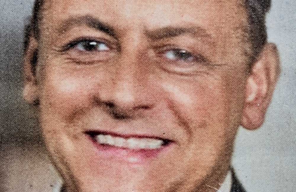 Kurt Schwitters, Maler, Dichter, Raumkünstler und Werbegrafiker, Deutschland, 1887–1948. Fotografie von Genja Jonas, um 1926, gemeinfrei.