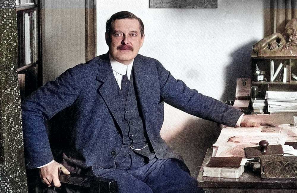 Peter Behrens, Architekt, Maler, Designer und Typograf, Deutschland, 1868–1940. Foto um 1913, gemeinfrei.