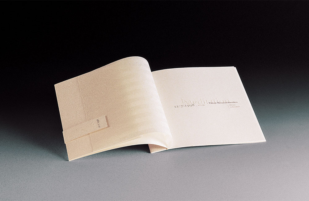 Eine Einladung für den Vorstandsvorsitzenden (CEO) einer Bank, realisiert als aufwendig gestaltete Broschüre aus erlesenen französischen und japanischen Feinstpapieren mit Prägungen. Weiterführende Informationen unter https://www.wolfgang-beinert.de/portfolio/grafikdesign-hypobank-muenchen/. Gestaltung: Wolfgang Beinert, Berlin.