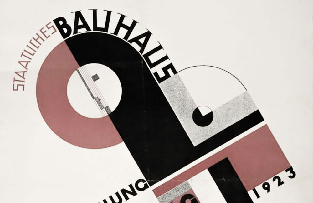 Asymmetrische Plakatgestaltung des Typografen Joost Schmidt (1893–1948) für eine Ausstellung des Bauhauses in Weimar, Akzidenzauflage mit nachträglicher Korrektur, 1923. Quelle des Bildzitats: Sammlung Wolfgang Beinert.